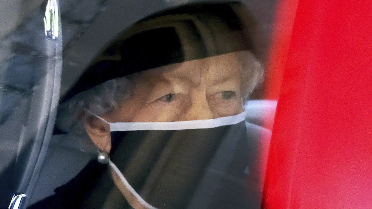 Ratu Elizabeth II dalam pemakaman Pangeran Philip. (Johnathan Buckmaster/Pool via AP)