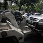 Dinas Perhubungan DKI Jakarta membawa mobil yang terkena razia karena parkir sembarang di depan DPRD, Jakarta, Senin (12/1/2015). (Liputan6.com/Johan Tallo)