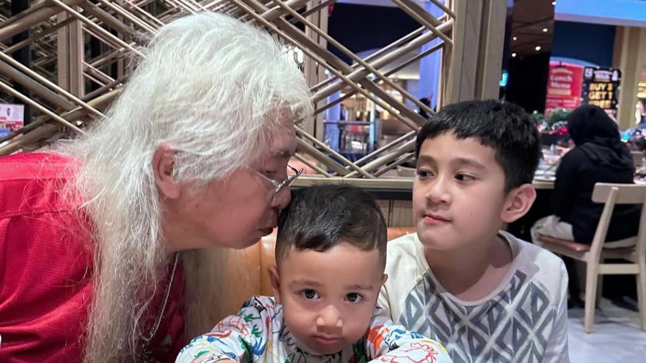 7 Potret di Balik Pertemuan Rafathar dan Rayyanza dengan Opa yang Bikin Warganet Terharu