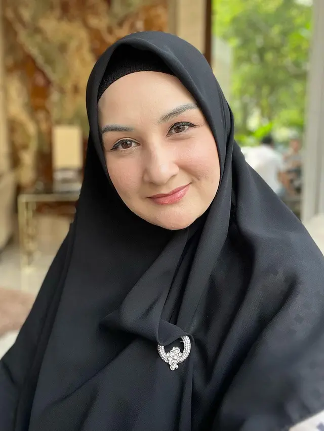 Mona Ratuliu berhijab