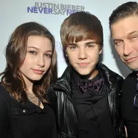 Berbeda dengan gaya kehidupan modern, bagi Justin Bieber restu ayah Hailey sangatlah berarti baginya. (eonline.com)