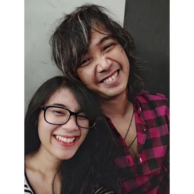 Menikah dengan Fans, Ini 6 Momen Manis Bojes AFI dan Istri