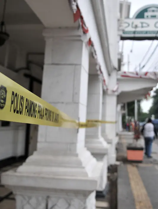 Garis Satpol PP terbentang di depan Diskotek Old City yang disegel di Tambora, Jakarta, Selasa (23/10). Satpol PP DKI menutup sementara Diskotek Old City tadi malam karena adanya penemuan pemakaian di lokasi tersebut. (Merdeka.com/Iqbal S. Nugroho)