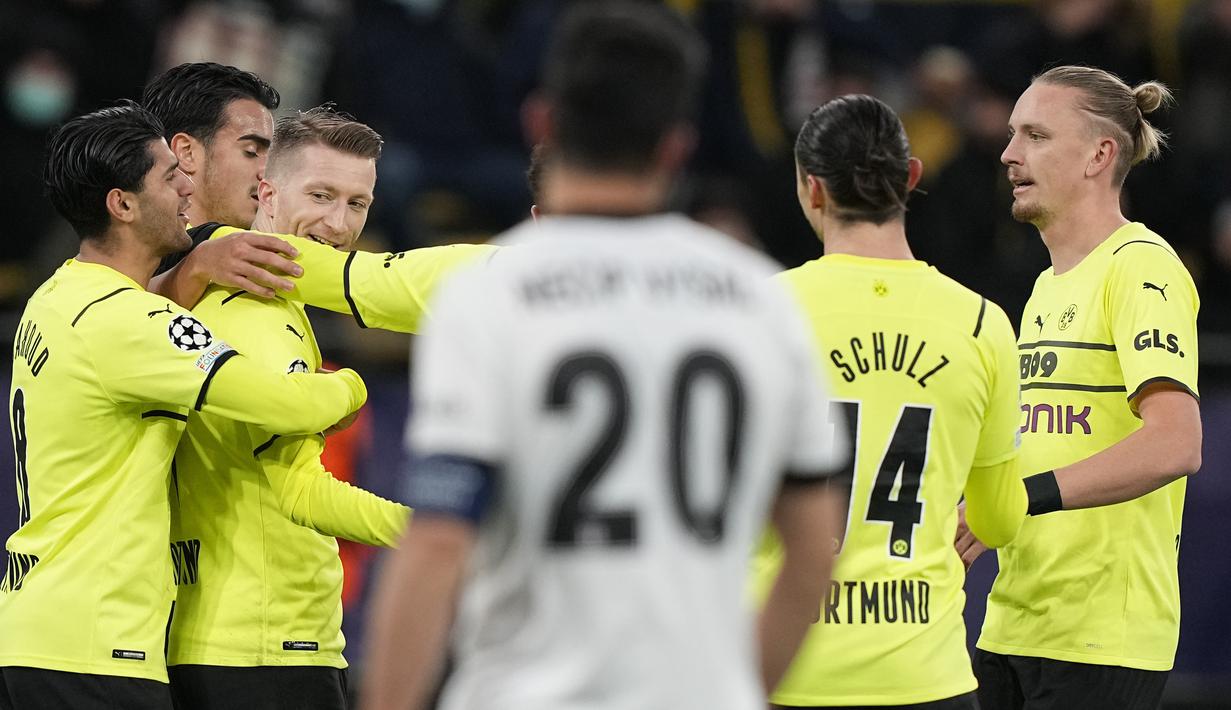 Gelandang Borrusia Dortmund, Marco Reus berselebrasi dengan rekan-rekannya usai mencetak gol ke gawang Besiktas pada pertandingan Grup C Liga Champions di Signal Iduna Park, Jerman, Rabu (8/12/2021). Dortmund menang telak atas Besiktas dengan skor 5-0. (AP Photo/ Martin Meissner)
