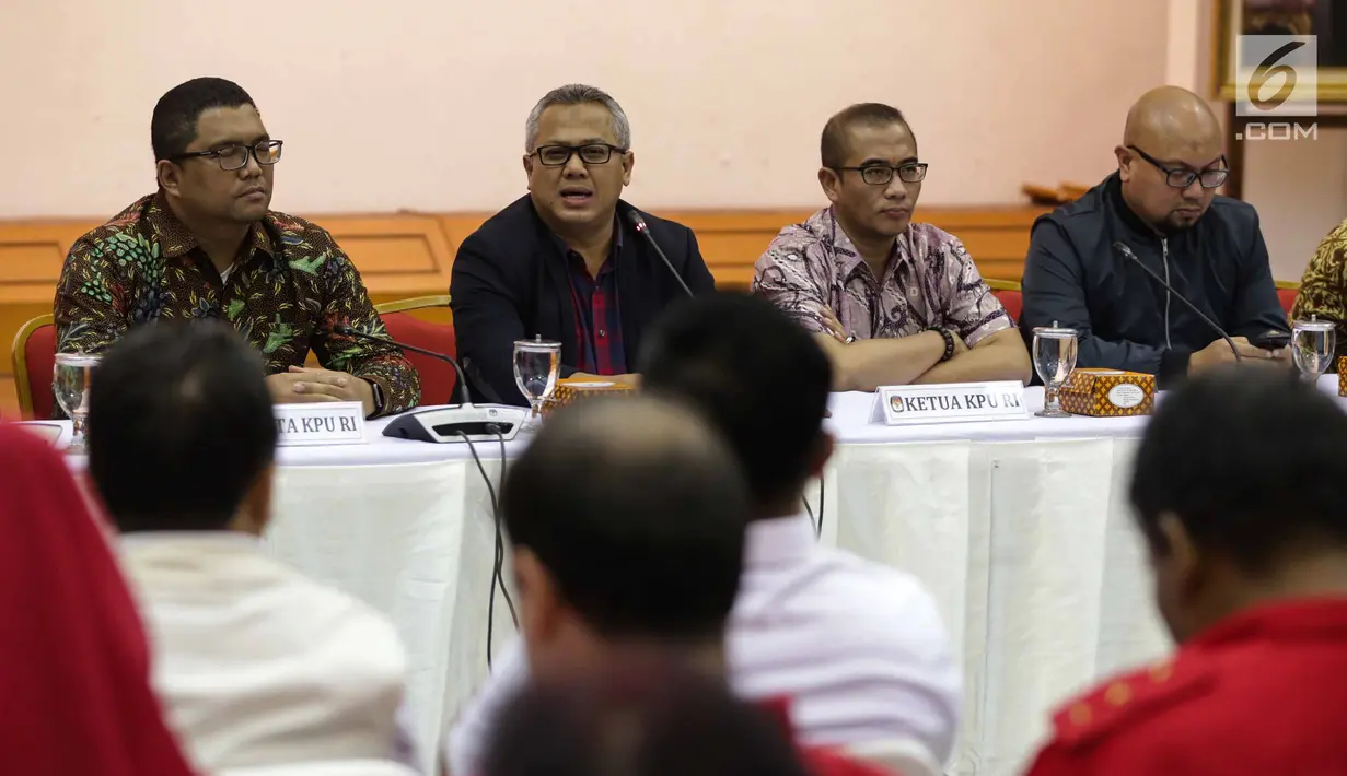Ketua KPU Arief Budiman (kedua kiri) memaparkan Hasil Penelitian Administrasi Perbaikan kepada 9 Partai Politik (Putusan Bawaslu) di Gedung KPU Pusat, Jakarta, Minggu (24/12). KPU menyatakan 2 dari 9 partai lolos. (Liputan6.com/Faizal Fanani)