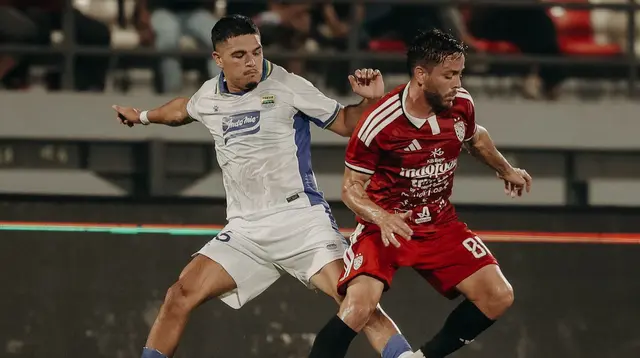 Ragnar Oratmangoen Langsung Angkat Trofi di Debut, Ini Targetnya Bersama Persib Bandung