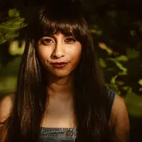 Se[erti perempuan India dan Persia yang merawat rambut dengan minyak bunga matahari. (unsplash.com)