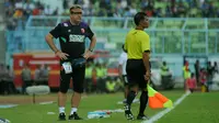 Pelatih PSM, Robert Alberts, hanya melihat kinerja wasit saat laga melawan Arema di Stadion Kanjuruhan, Malang, Minggu (13/5/2018). (Bola.com/Iwan Setiawan)