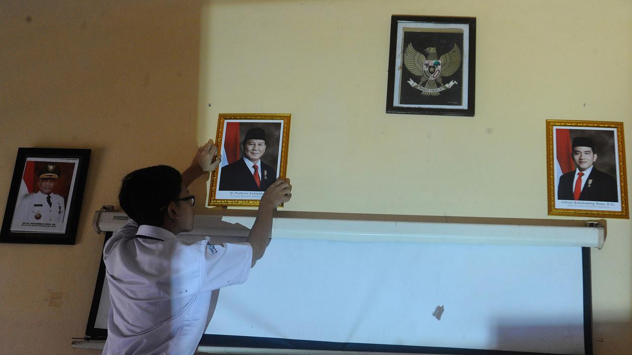 Murid sekolah pasang foto Presiden Prabowo di ruang kelas