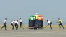 Tim Tornado dari Army Service Corps (ASC) saat memecahkan rekor dunia membawa 58 orang dengan satu motor 500 cc di Bangalore (19/11). Tim Tornado menciptakan rekor dunia baru setelah 58 orang naik satu motor 500 cc. (AFP Photo/Manjunath Kiran)