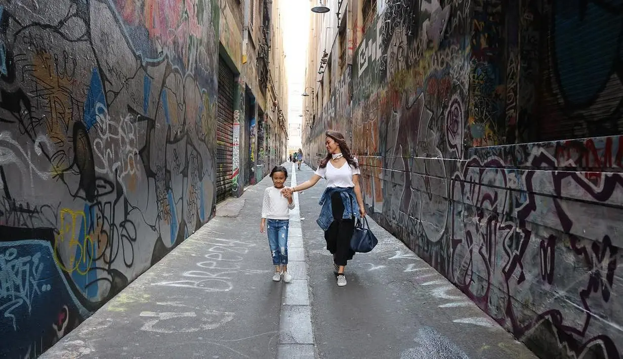 Kekompakan masih terlihat dari Masayu dan Samara. Namun kali ini keduanya kompak memakai baju putih. Samara memakai ripped jeans, sedangkan Masayu memakai celana hitam dengan mengikatkan jaket di pinggangnya. (Instagram/masayuanastasia)