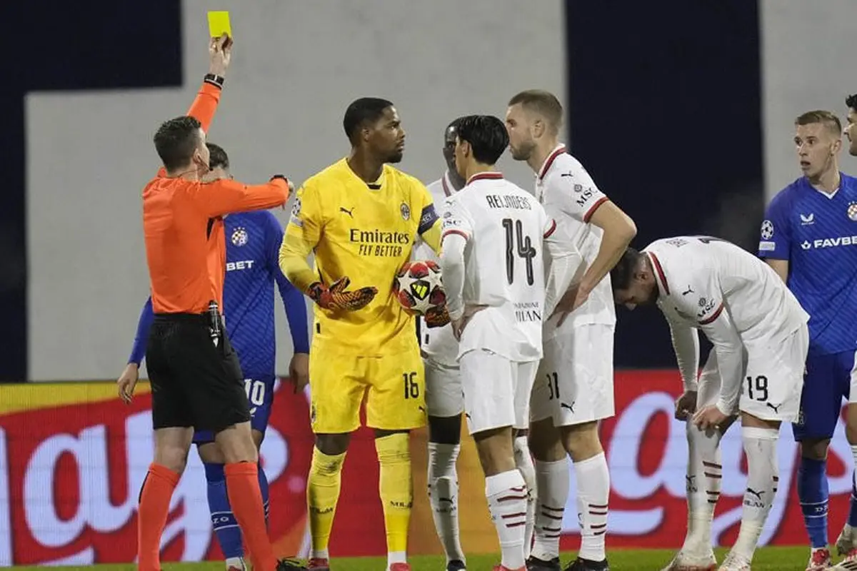 Mike Maignan mendapat kartu kuning di laga Dinamo Zagreb vs AC Milan di Liga Champions 2024/25, Kamis (30/01/2025). (c) AP Photo/Darko Bandic