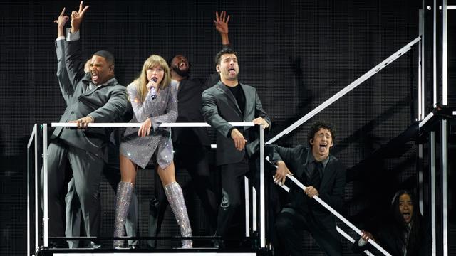 Taylor Swift Tampil Memukau Saat Awali The Eras Tour di State Farm Stadium