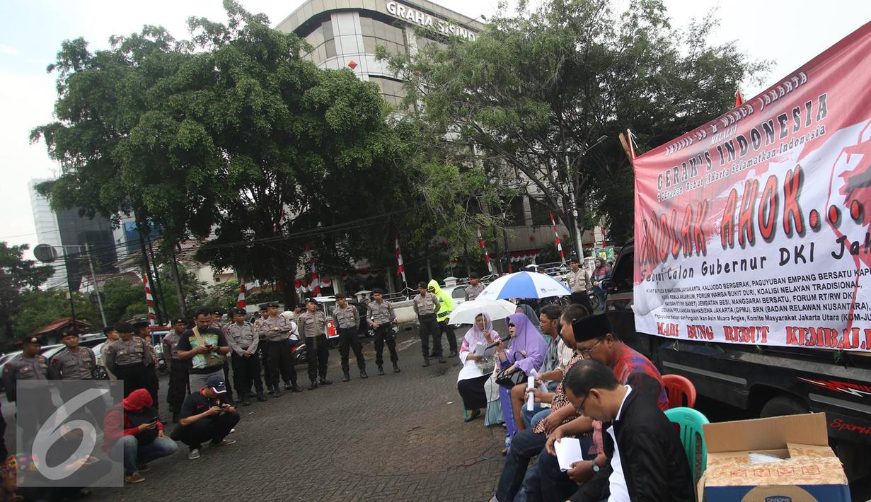 Petugas berjaga saat unjuk rasa menolak Basuki T Purnama pada Pilkada 2017 di Jakarta, Senin (29/8). Aksi dilakukan karena massa menilai Ahok tidak berpihak kepada rakyat kecil melalui kebijakan-kebijakannya. (Liputan6.com/Immanuel Antonius)