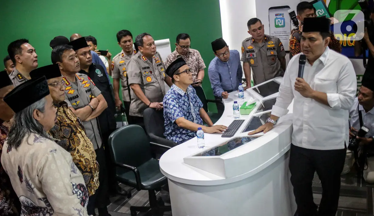 Kapolri Jenderal Pol Idham Azis menyambangi kantor Pengurus Besar Nadhatul Ulama (PBNU) di Jakarta Pusat, Selasa (12/11/2019). Dalam kunjungannya, Kapolri langsung disambut oleh Ketua Umum PBNU Said Aqil Siradj beserta jajaran di ruanganya. (Liputan6.com/Faizal Fanani)