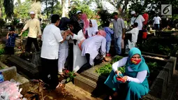 Sejumlah warga melakukan ziarah kubur di TPU Dreded  Bogor (15/6). Hari Raya Idul Fitri 1439 H dimanfaatkan warga untuk melakukan ziarah kubur bagi keluarga dan kerabat yang sudah meninggal. (Merdeka.com/Arie Basuki)