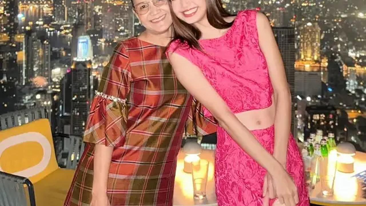 Lisa Blackpink Rayakan Tahun Baru Bersama Keluarga di Thailand. [@chitthipbruschweiler]