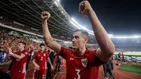 Ekspresi kegembiraan kapten Timnas Indonesia, Jay Idzes, setelah mengalahkan Timnas Bahrain 1-0 pada matchday kedelapan Kualifikasi Piala Dunia 2026 zona Asia di Stadion Utama Gelora Bung Karno, Jakarta, Selasa (25/3/2025). (Bola.com/Bagaskara Lazuardi)