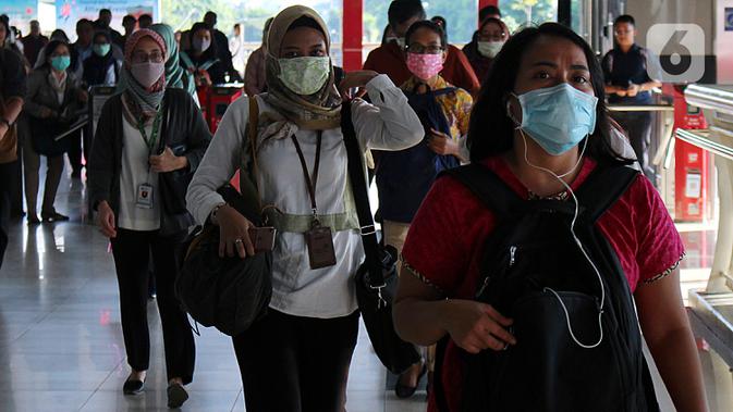 Warga beraktivitas menggunakan masker di kawasan Stasiun Palmerah, Jakarta, Sealasa (3/3/2020). Presiden Joko Widodo atau Jokowi mengimbau warga tidak panik terkait penyakit virus corona atau COVID-19 yang telah menjangkiti dua orang di Indonesia. (Liputan6.com/Johan Tallo)