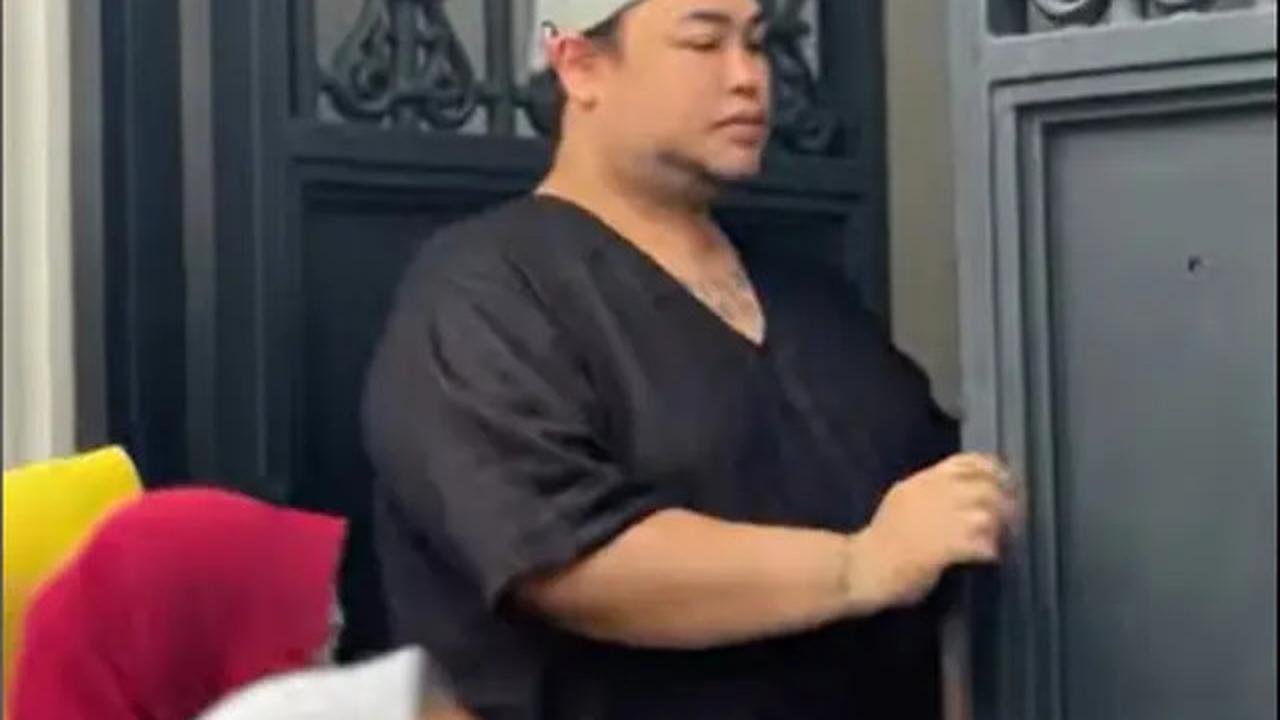 6 Potret Ivan Gunawan Bagi Sembako ke Tetangga, Indahnya Sedekah di Bulan Ramadan