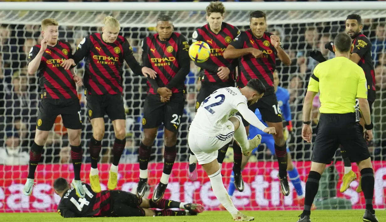 Sementara Leeds mencetak gol hiburan lewat Pascal Struijk. (AP Photo/Jon Super)