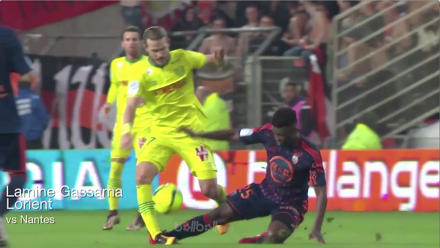 Tekel Berbahaya Pemain Ini Hampir Patahkan Kaki Lawannya