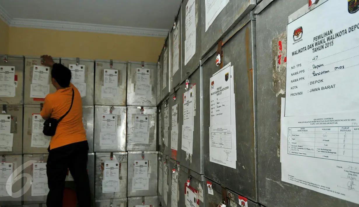 Petugas Kelurahan Depok merapihkan tumpukam kotak suara Pilkada yang telah diperiksa kelengkapan sebelum dikembalikam ke Kecamatam untuk penghitungan suara, Depok, Rabu (9/12). (Liputan6.com/Yoppy Renato)