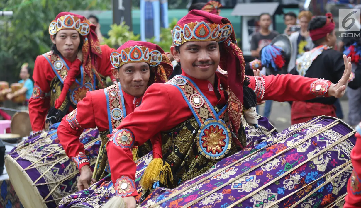 Tarian dan tabuhan Gendang Beleq membuka Seri Konser Situs Budaya Iwan Fals dan Band di Panggung Kita, Depok, Sabtu (3/3). Iwan Fals Band sudah menggelar konser ini sebanyak sembilan seri yang berlangsung sejak tahun 2016. (Liputan6.com/Arya Manggala)