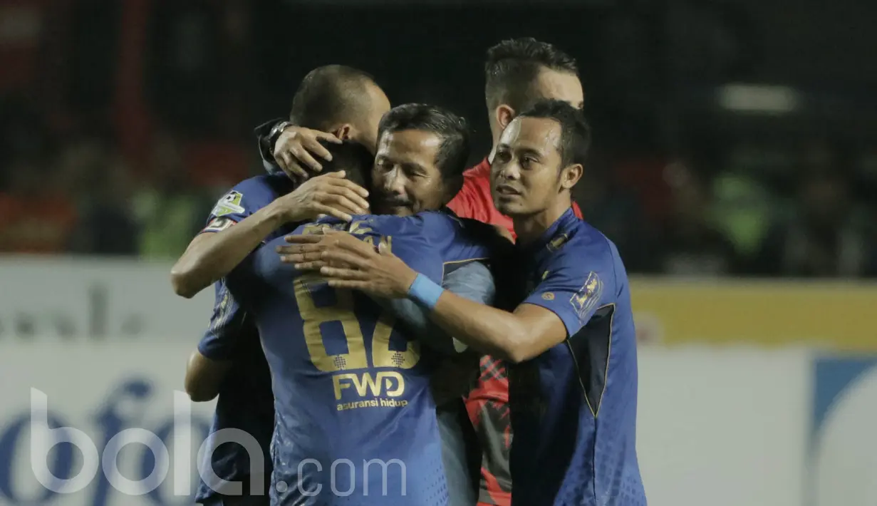 Pelatih Persib, Djajang Nurjaman, dipeluk para pemain setelah berhasil menang atas Persiba pada laga lanjutan liga 1 Indonesia di Stadion GBLA, Bandung, Minggu (11/6/2017). Persib menang 1-0. (Bola.com/M Iqbal Ichsan)