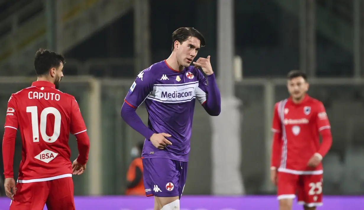 Penyerang Fiorentina, Dusan Vlahovic (tengah) berselebrasi usai mencetak gol ke gawang Sampdoria pada pertandingan lanjutan Liga Serie A Italia di stadion Artemio Franchi di Firenze, Italia (30/11/2021). Fiorentina menang atas Sampdoria 3-1. (Massimo Paolone/LaPresse via AP)