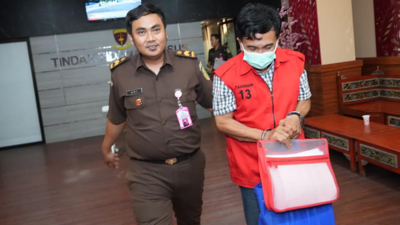 Kenakan Rompi Tahanan dan Wajah Ditutup Masker, Ini Potret Pejabat Dinas Perumahan Sumenep Dijebloskan ke Penjara Terjerat Kasus Korupsi