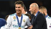 Kesuksesan Zinedine Zidane di awal kariernya menjadi pelatih Real Madrid tak lepas dari peran seorang Cristiano Ronaldo. Selama di Bernabeu, duet Zizou dan CR7 telah tampil sebanyak 114 pertandingan sebelum sang bintang hengkang ke Juventus. (AFP/Franck Fife)