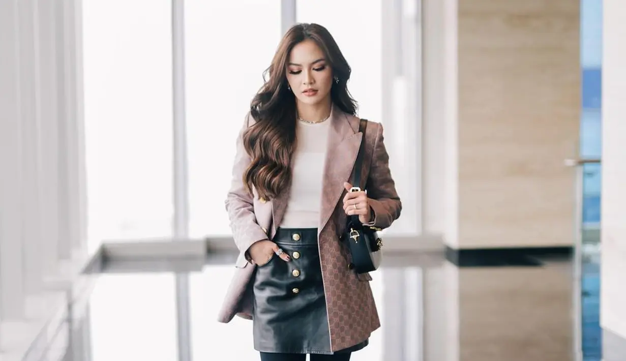 <p>Mahalini dengan blazer [Instagram/mahaliniraharja]</p>