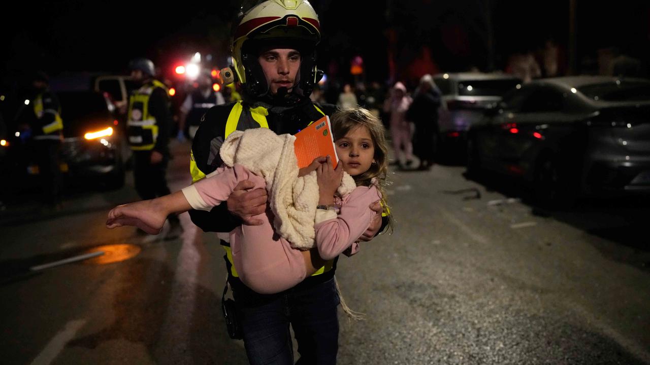 FOTO: Rudal Iran Menembus Pertahanan Israel