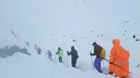 Mount Everest Snowstorm: Update on Rescue Operations for Hundreds of Trapped Climbers