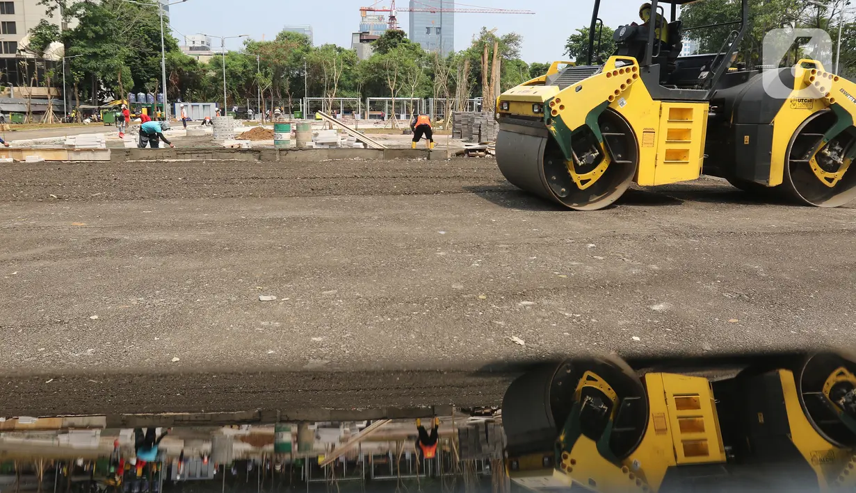 Alat berat terlihat di lokasi proyek pembangunan pusat kuliner di bekas lahan parkir "Park and Ride" di kawasan MH Thamrin, Jakarta, Sabtu (14/12/2019). Pemprov DKI membangun penyedia ruang usaha mikro kecil ramah lingkungan di kawasan tersebut dengan luas 8.710 meter. (Liputan6.com/Herman Zakharia)