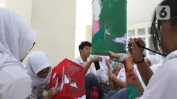 Siswa siswi sedang membuat lukisan bernuansa imlek menggunakan media lampion di SMA Negri 39 Jakarta, Selasa (21/1/2020). Kerajinan lukisan tersebut dibuat oleh siswa untuk menyambut hari imlek 2571 yang jatuh pada Sabtu (25/1) 2020. (Liputan6.com/Herman Zakharia)