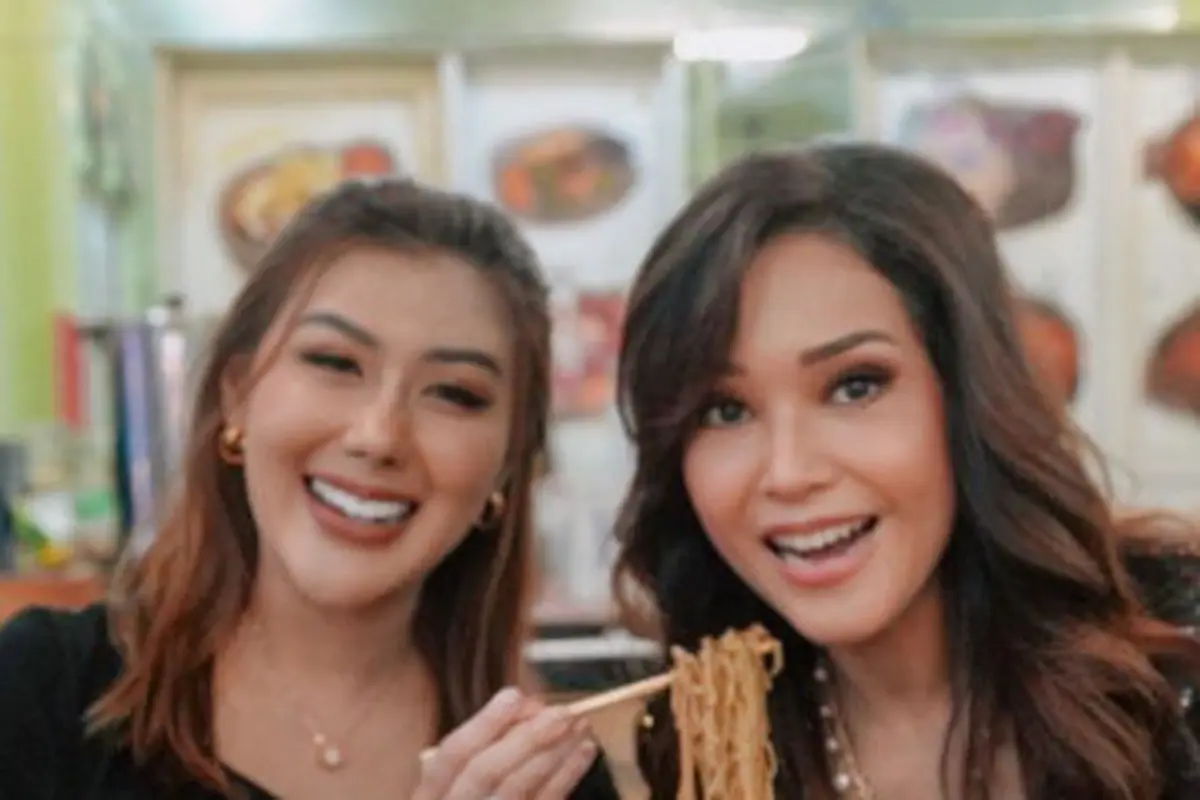 Maia Estianty mencoba mie ayam yang ada di restoran Rey Utami, dia pun mengaku sangat suka hingga memberinya nilai 11
