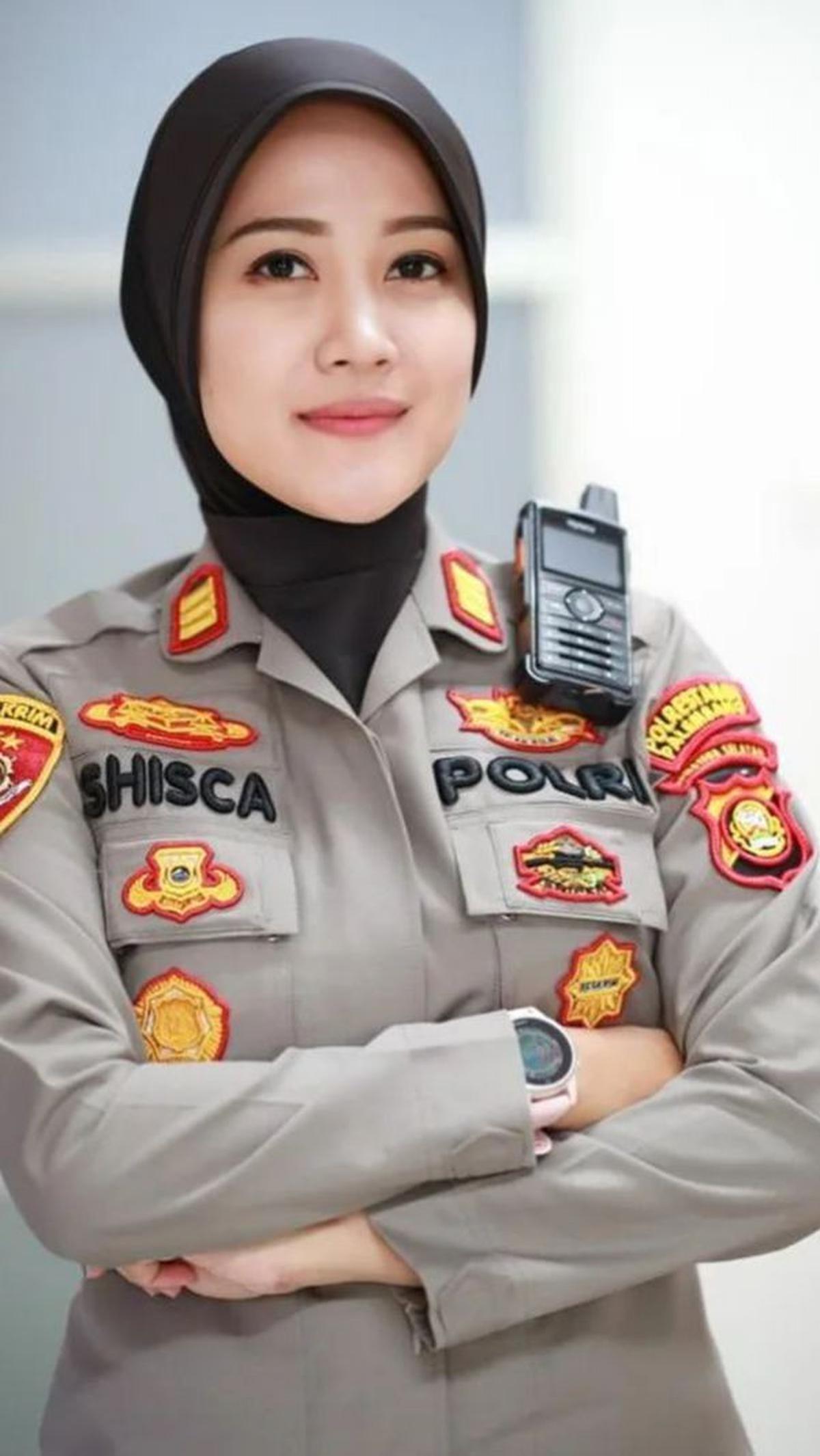 d. Bagi yang beragama Islam dapat menggunakan jilbab sesuai dengan ketentuan yang berlaku.<br>