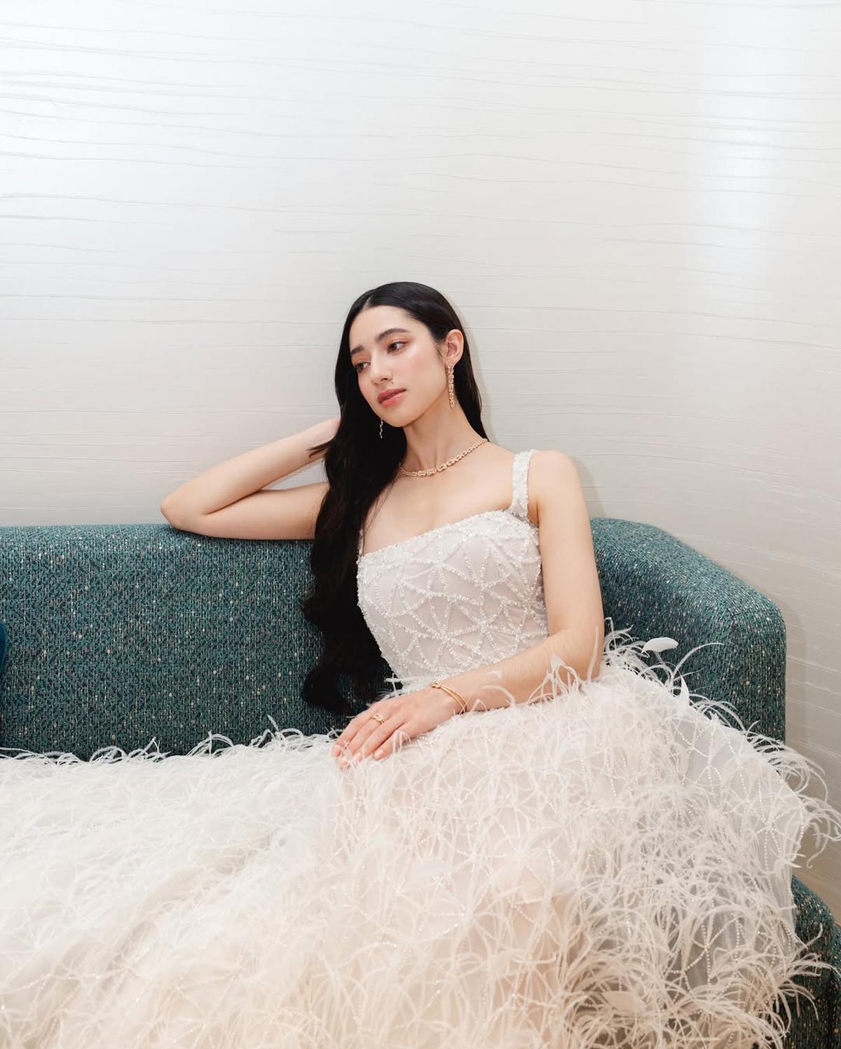 Potret Ameera Khan dengan Outfit Putih, Penampilannya Tampak Cantik dan Elegan