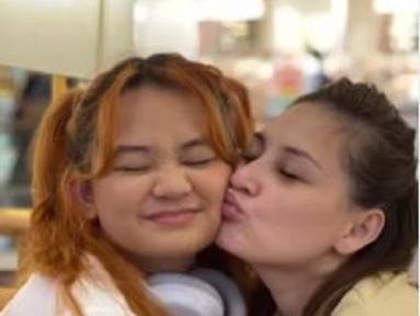 Mona Ratuliu memberikan ciuman sayang kepada putrinya yang sempat mengalami depresi. Sebagai ibu, ia memberikan motivasi positif kepada Mima. (Foto: Instagram/@monaratuliu)