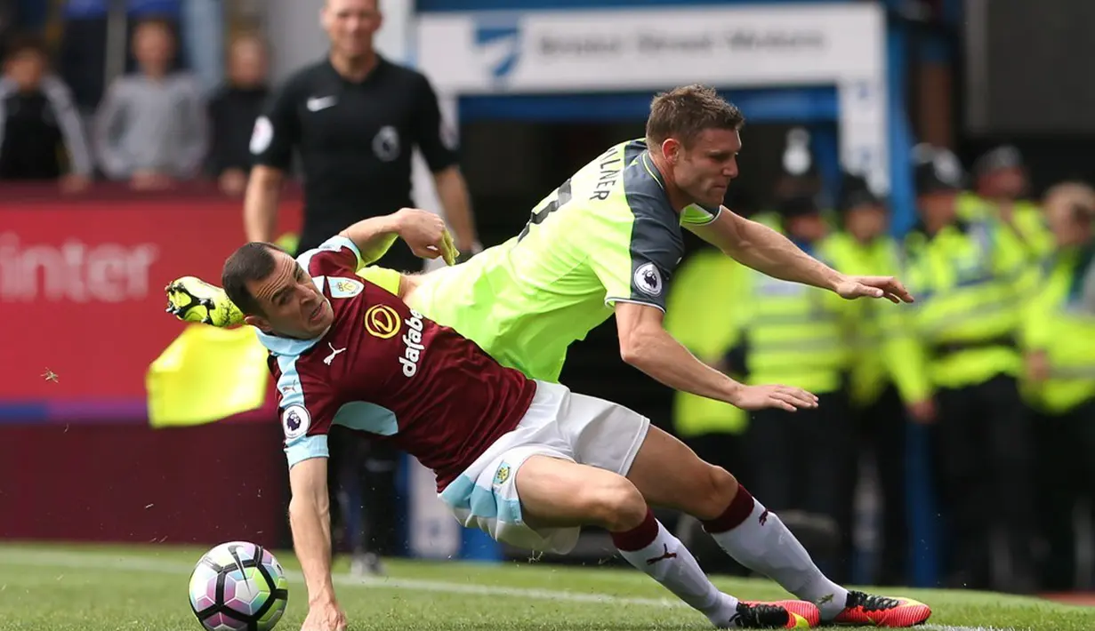 Pemain Burnley, Dean Marney (kiri), berebut bola dengan pemain Liverpool, James Milner, dalam lanjutan Premier League di Stadion Turf Moor, Sabtu (20/8/2016). (Reuters/Scott Heppell)
