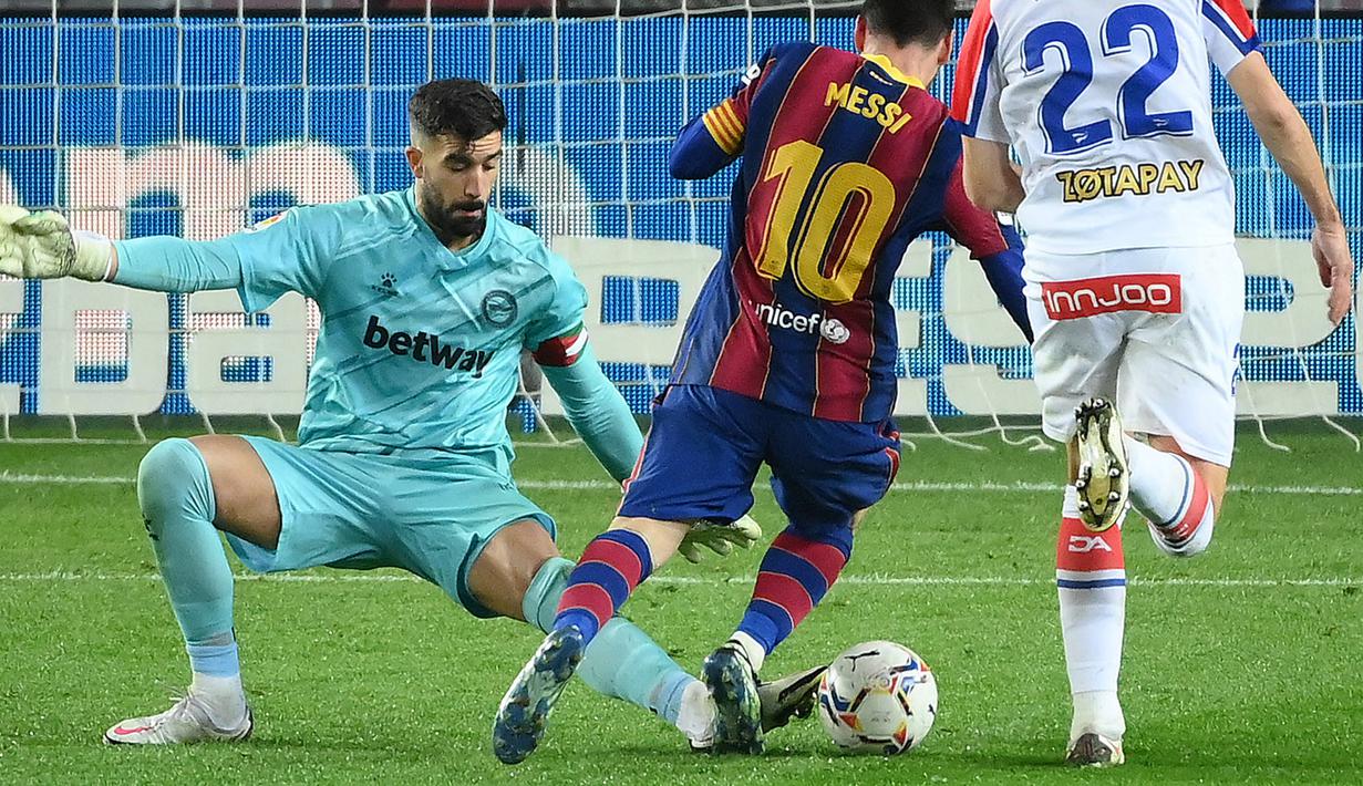 Fernando Pacheco bergabung dengan Alaves usai kalah bersaing dengan Casillas di Real Madrid. Ia dipercaya sebagai pemain reguler usai tampil cemerlang saat menghadapi Athletico Madrid pada 2016 silam. Pacheco tercatat pernah menggagalkan dua kali penalti dari Messi dan Ronaldo. (AFP/Lluis Gene)