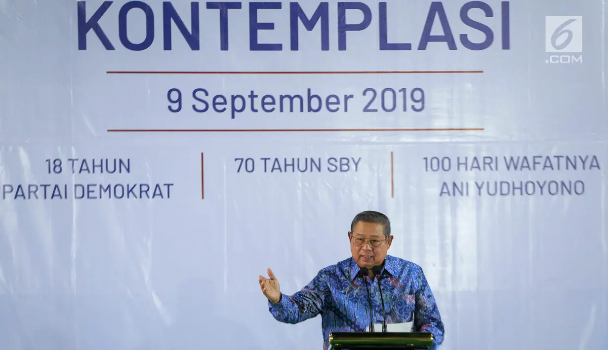 Presiden ke-6 Susilo Bambang Yudhoyono (SBY) menyampaikan pidato pada malam kontemplasi di Puri Cikeas Bogor, Senin (9/9/2019). Pidato ini disampaikan dalam rangka HUT ke-18 Partai Demokrat, hari lahir SBY, dan 100 hari meninggalnya Any Yudhoyono. (Liputan6.com/Faizal Fanani)