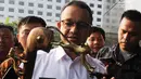 Gubernur DKI Jakarta Anies Baswedan menunjukkan tongkat berkepala harimau di Gedung KPK, Jakarta, Jumat (3/8). Tongkat tersebut diberikan kepala suku asal Afrika saat Pertemuan Ulama dan Da'i se-Asia Tenggara, Afrika, dan Eropa. (Merdeka.com/Dwi Narwoko)