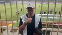 Pemain PSIM Yogyakarta, Rafinha, mengisi waktu luang dengan menonton pertandingan sepak bola di Stadion Maguwoharjo, Sleman. (Bola.com/Ana Dewi)