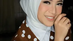 Hijab warna putih dipadankan dengan outfit polkadot juga bisa membuat gayamu chic banget! (instagram/chafrederica)