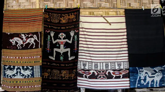 Melihat Pembuatan Kain Tenun Sumba Timur
