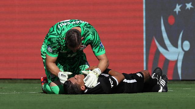 Foto: Momen Asisten Wasit Pingsan saat Laga Peru Vs Kanada di Copa America 2024