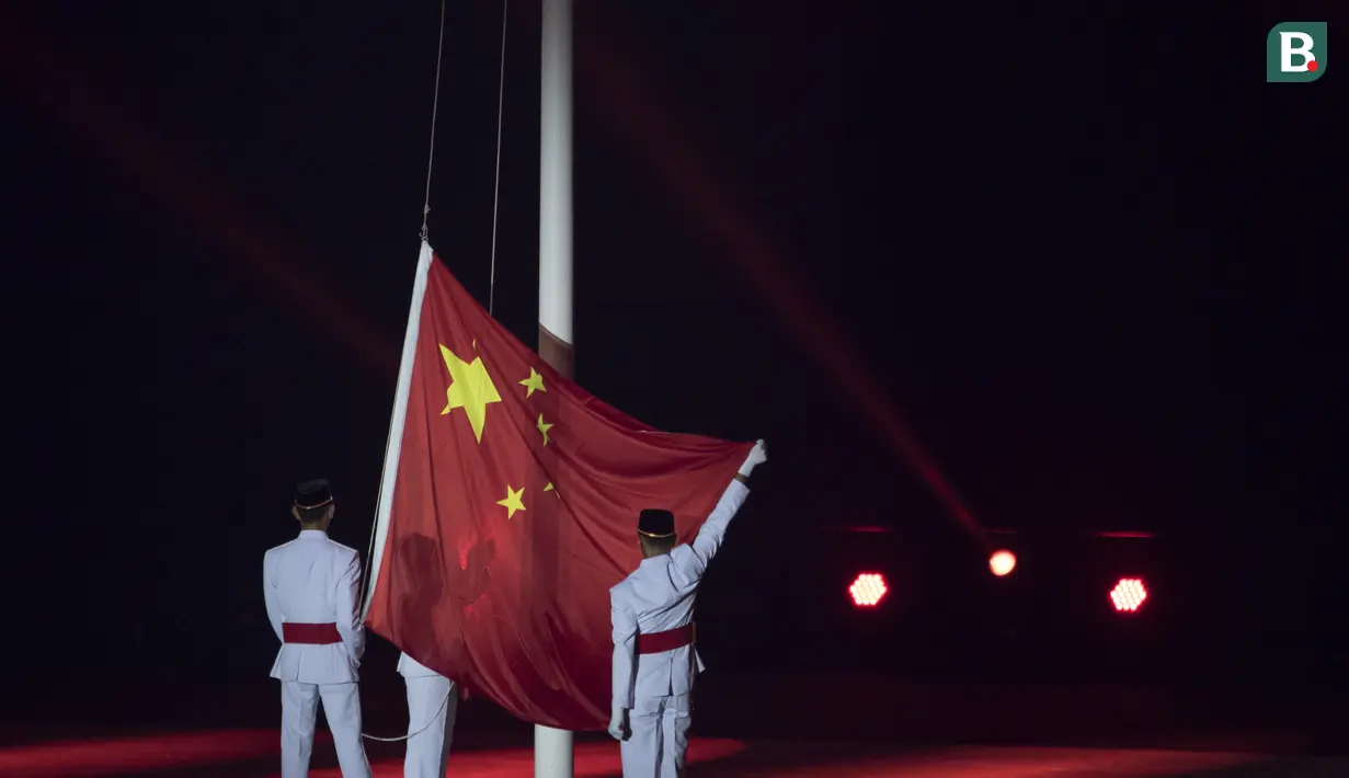 Pengibaran China saat penutupan Asian Games di SUGBK, Jakarta, Minggu (2/9/2018). (Bola.com/Vitalis Yogi Trisna)